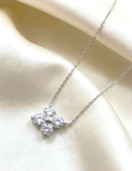 NO BRAND Clover Diamond Necklace