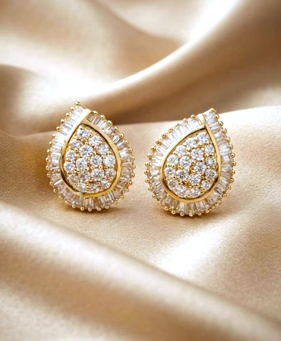 NO BRAND Pear Shape Diamond Stud Earrings