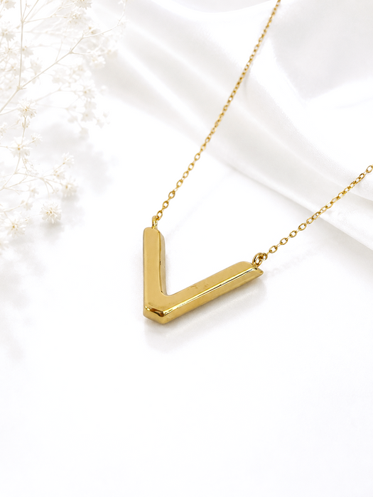 NO BRAND V Initial Necklace