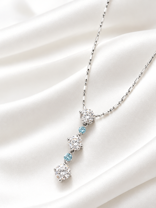 NO BRAND Blue and White Diamond Necklace